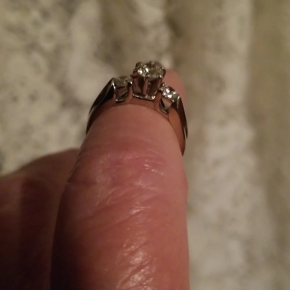 18K gold ring with 3 Beautiful Diamonds - Picture 12 of 13